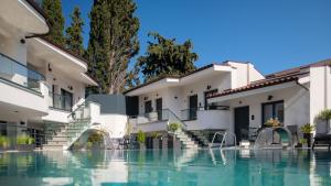 Bazén v ubytování Melite Luxury Rooms & Apartments nebo v jeho okolí