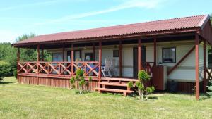 ein Haus mit rotem Dach auf einem Feld in der Unterkunft U Adama in Retowo