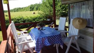 einen Tisch und Stühle auf einer Veranda mit Blick auf ein Feld in der Unterkunft U Adama in Retowo
