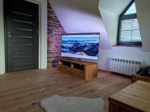 sala de estar con TV de pantalla plana grande en Liptovský mlyn en Liptovská Teplá