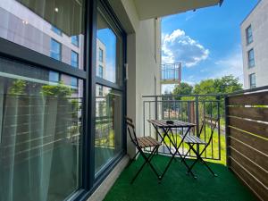 トルンにあるBP Apartment IVのバルコニー(椅子2脚、テーブル付)