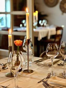een tafel met een kaars en wijnglazen erop bij Villa Utsikten in Tofte