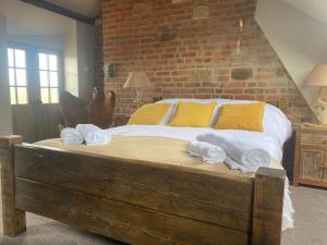 Una cama o camas en una habitación de Newgate House