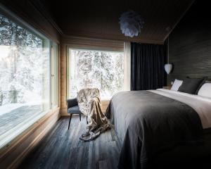 ein Schlafzimmer mit einem Bett und einem großen Fenster in der Unterkunft Foxfires mini Boutique Hotel in Levi
