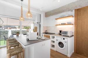 a kitchen with a washer and dryer on a counter at MONKÓ VILLA MIERES in Torremolinos
