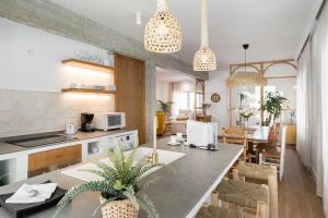 a kitchen and living room with a table and chairs at MONKÓ VILLA MIERES in Torremolinos