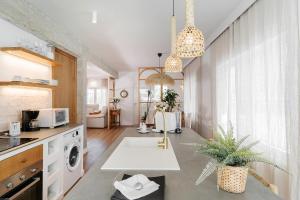 a kitchen with a washer and dryer at MONKÓ VILLA MIERES in Torremolinos