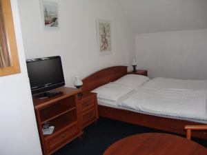 Postel nebo postele na pokoji v ubytování Penzion Kamínek