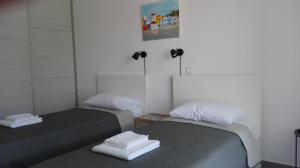 KalavárdaにあるKalavarda Cosy Home 1の部屋に並んで置かれた2つのベッド