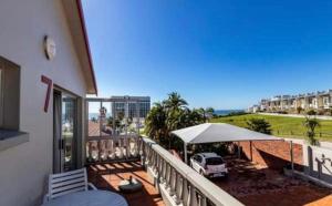 un balcón con vistas al océano desde un hotel en Secure apartment, 500m from the beach Cathcart Road, Humewood, en Summerstrand