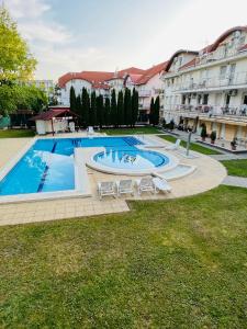 Bazén v ubytovaní Elit Medencés Apartman Hajdúszoboszló alebo v jeho blízkosti
