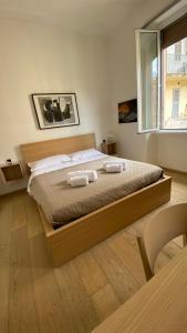 ローマにあるPrati Apartmentのベッドルーム1室(ベッド1台、タオル2枚付)