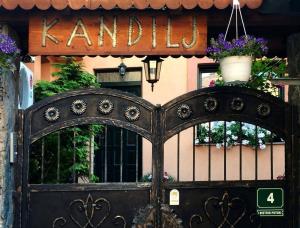 Certificato, attestato, insegna o altro documento esposto da Hotel Kandilj