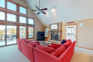 sala de estar con sofá rojo y chimenea en Northridge 124, en Tannersville