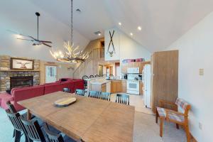 cocina y sala de estar con mesa de madera y comedor en Northridge 124, en Tannersville