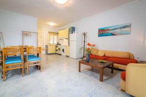 Posezení v ubytování F & B Summer Collection - Paliouri + 37 fotografií