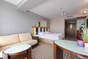 Postel nebo postele na pokoji v ubytování VacationClub - Marine Hotel Apartament 214 + 7 fotografií