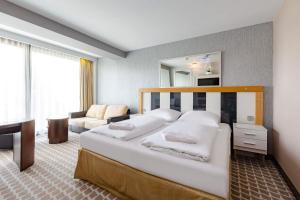 Postel nebo postele na pokoji v ubytování VacationClub - Marine Hotel Apartament 214