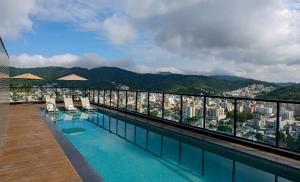 un hotel con piscina y vistas a la ciudad en Ibis Budget Balneario Camboriu, en Balneário Camboriú