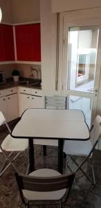 Kuchyň nebo kuchyňský kout v ubytování Apartamento ático en Sanxenxo a 160 m de Playa Silgar + 20 fotografií