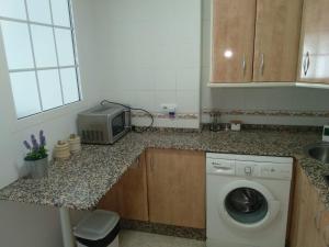 Kuchyňa alebo kuchynka v ubytovaní APARTAMENTO EN AVDA. QUINTO CENTENARIO + 9 fotografií