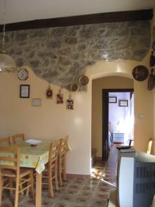 eine Küche und ein Esszimmer mit einem Tisch und Stühlen in der Unterkunft Sa Domo de Minnanna in Castelsardo
