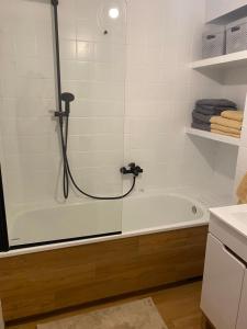 y baño con bañera y ducha. en Apartament w ZIELONEJ OKOLICY z TARASEM, en Kielce