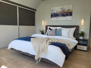 Łóżko lub łóżka w pokoju w obiekcie Apartament Penthouse z widokiem na Śnieżkę i prywatnym parkingiem - by SpaceApart