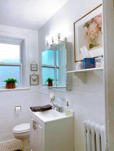 uma casa de banho com um lavatório, um WC e uma janela. em (49.1E) Garden style studio @ Forest Park & City! em Benton