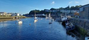 um grupo de barcos está ancorado num rio em Cosy Mews House Close to Harbour em Porthmadog