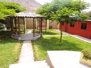 un jardín con cenador en el patio en Amachito's Casa Recreacional en Lima