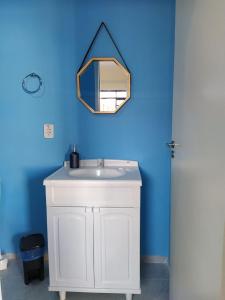 uma casa de banho com um lavatório branco e um espelho. em Benvivere - Indaiatuba - Seu descanso é aqui! em Indaiatuba