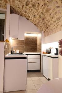 Kuchyň nebo kuchyňský kout v ubytování Pietrabianca Apartments San Lorenzo