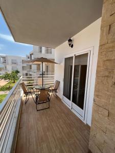 A balcony or terrace at Appart. Marina Saïdia avec une vue sur la piscine