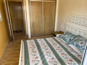 A bed or beds in a room at Appart. Marina Saïdia avec une vue sur la piscine