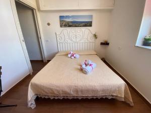 un dormitorio con una cama con dos animales de peluche en B&B Napul'è, en Nápoles