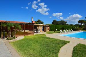 a backyard with a swimming pool and a house at Villa Vedesa in Gallipoli