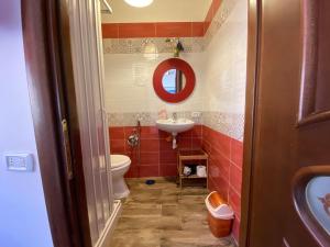 La salle de bains est pourvue de toilettes et d'un lavabo. dans l'établissement B&B Napul'è, à Naples