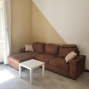 sala de estar con sofá y mesa en Appartamento Solilo 3 km da Sestri Levante, en Casarza Ligure