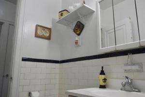 y baño con lavabo y espejo. en (49.1W) Beautiful Getaway in Saint Louis, en Benton