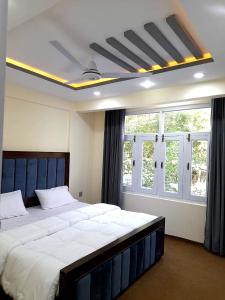 Postel nebo postele na pokoji v ubytování Alpen Hotel Skardu