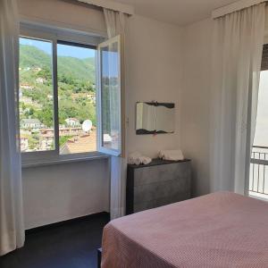 1 dormitorio con cama y ventana con vistas en Appartamento Solilo 3 km da Sestri Levante, en Casarza Ligure