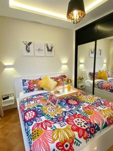 1 dormitorio con 1 cama grande con una manta colorida en ☆ Luxury Al-Amir House Martil ☆, en Martil
