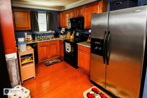 Dapur atau dapur kecil di Amazing Large 3 Bed house with King Bed less than 10 miles to DTWN