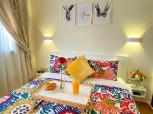 Una cama con una mesa con zumo de naranja. en ☆ Luxury Al-Amir House Martil ☆, en Martil