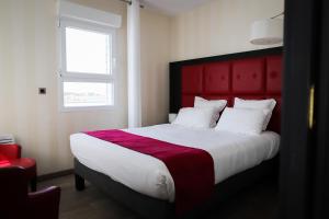 Postel nebo postele na pokoji v ubytování Logis Hôtel Saint Guirec Et De La Plage