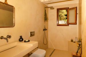 A bathroom at Casa Gaia Még 37 kép