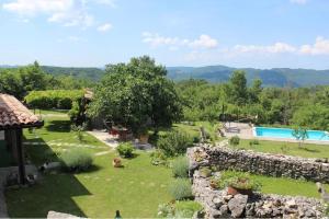 widok na ogród z basenem w obiekcie Villa Mavrici, Neighbors free w mieście Buzet