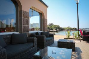 Posezení v ubytování Logis Hôtel Saint Guirec Et De La Plage