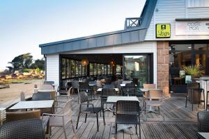 Restaurace v ubytování Logis Hôtel Saint Guirec Et De La Plage